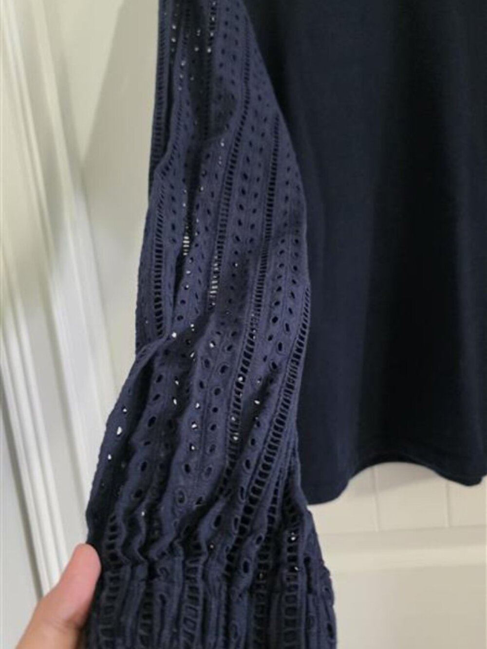 Banana Republic Navy Cotton Eyelet Lace Sleeve Top Blouse Size Medium - Picture 5 of 10